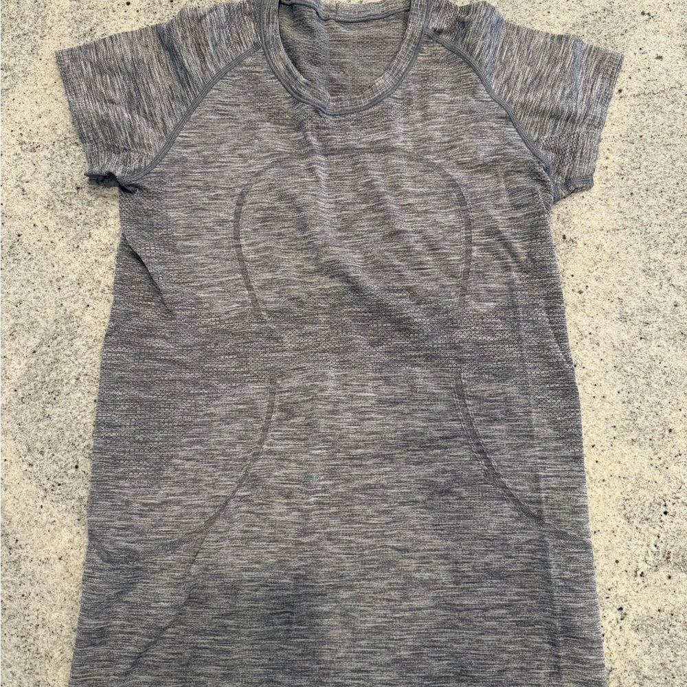 lululemon athletica Heathered Gray Short Sleeve Tee sz 8